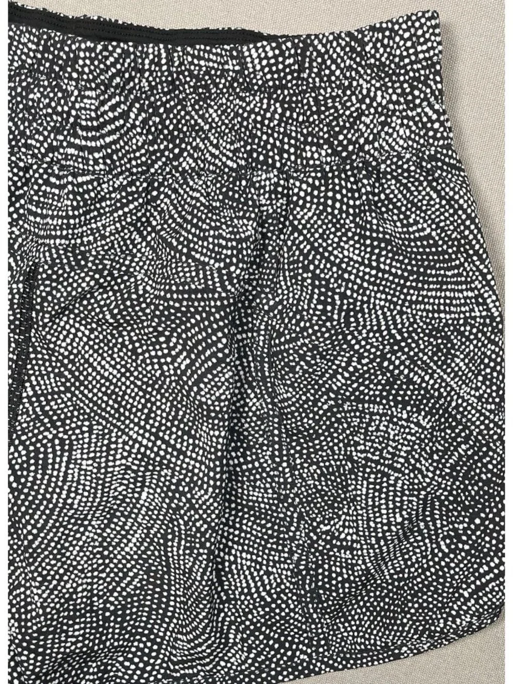 Lululemon Tracker Elastic Waist Lined Black White Dotted Shorts - Women Size 8
